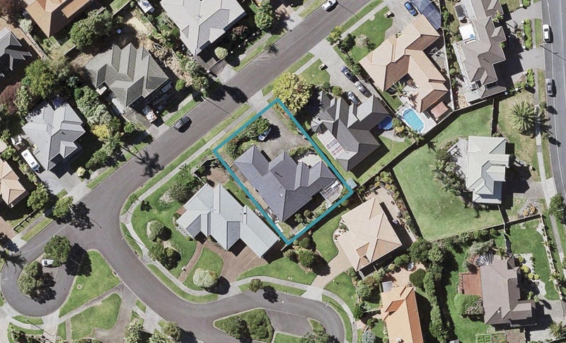 10 Artesia Close, Shamrock Park, Auckland - Carousel 1