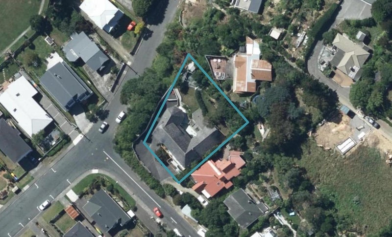 10 Cluny Road, Plimmerton, Porirua - Carousel 1