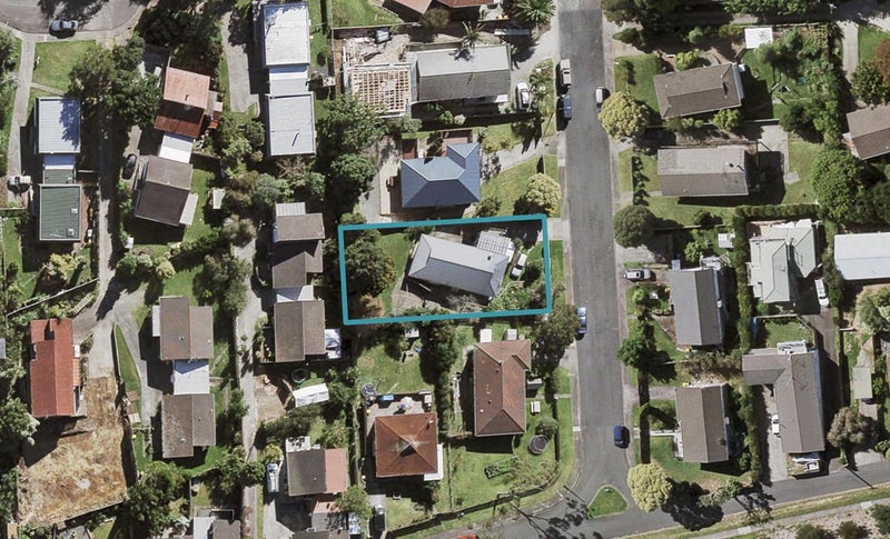 4 Celeste Place, Totara Vale, Auckland - Carousel 1