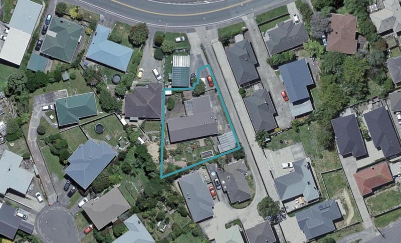 32 Horokiwi Road West, Newlands, Wellington - Carousel 1
