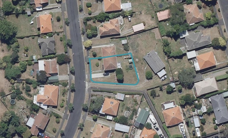 18 Bledisloe Terrace, Hamilton East, Hamilton - Carousel 1