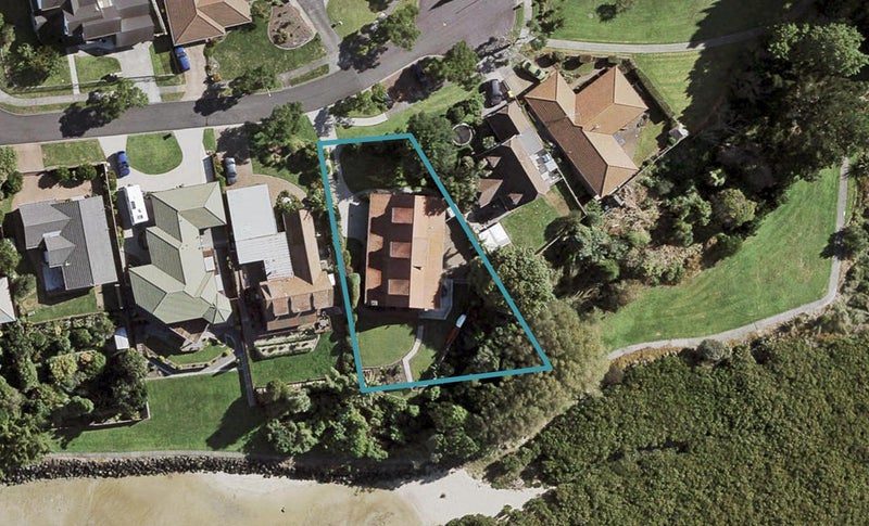 28 Reynard Terrace, Conifer Grove, Takanini - Carousel 1