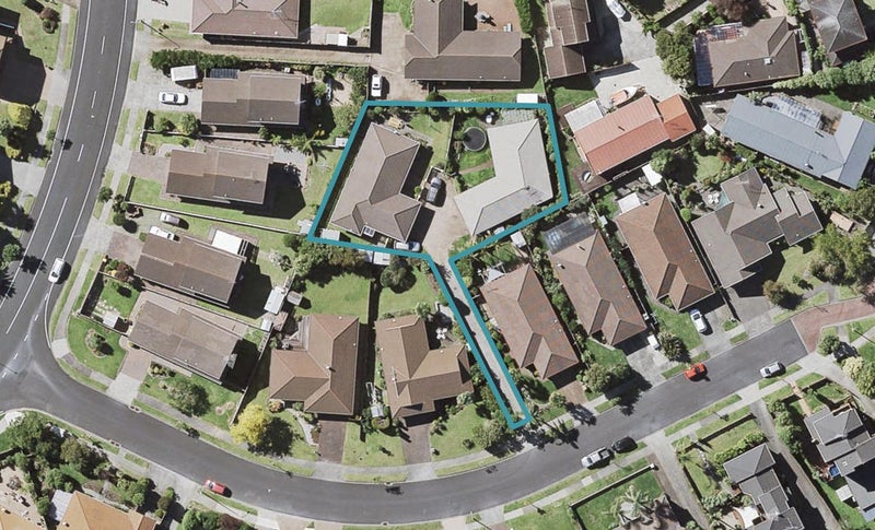 1/9 Channing Crescent, Botany Downs, Auckland - Carousel 1