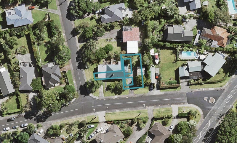 1A Deane Avenue, Titirangi, Auckland - Carousel 1