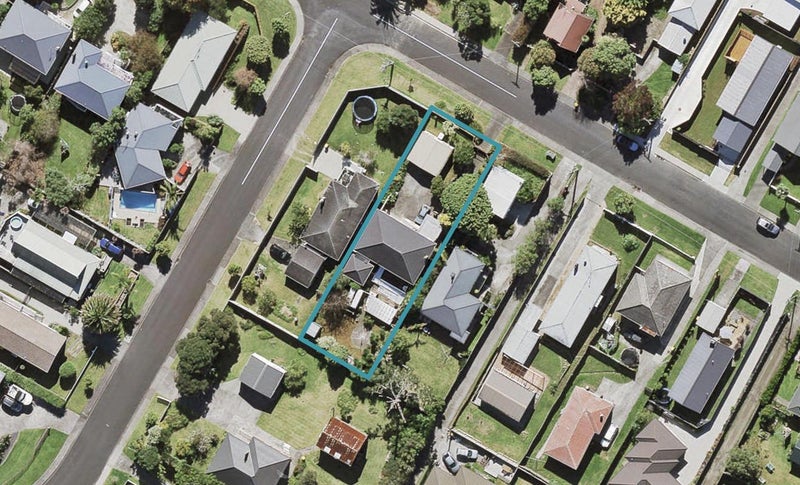14 Taipari Road, Te Atatu Peninsula, Auckland - Carousel 1