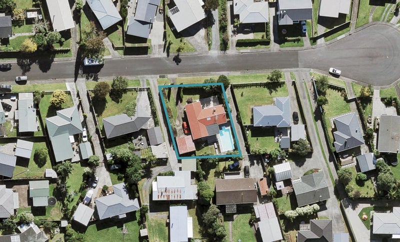 11 Clinton Avenue, Te Atatu Peninsula, Auckland - Carousel 1