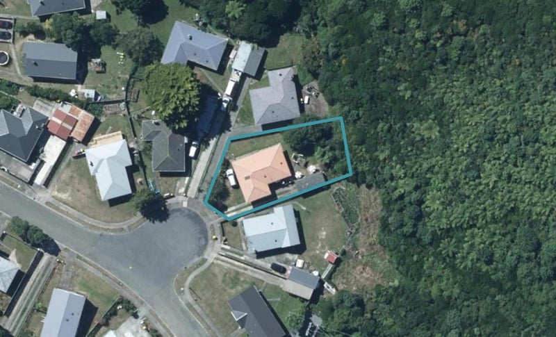 11 Carnavon Place, Cannons Creek, Porirua - Carousel 1