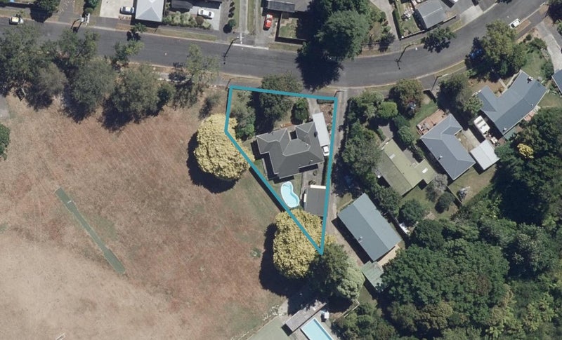 20 Barrie Crescent, Silverdale, Hamilton - Carousel 1