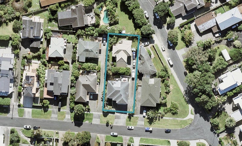 2/12 Clifton Road, Waiake, North Shore City - Carousel 1