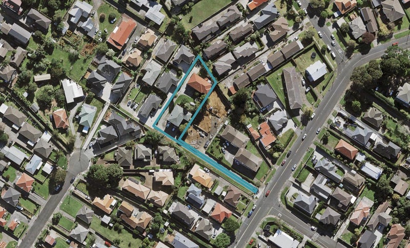 33 Hayr Road, Three Kings, Auckland - Carousel 1
