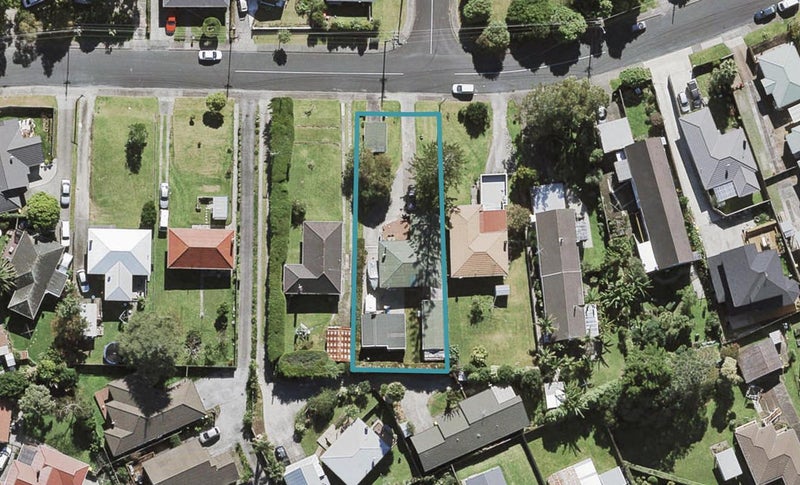28 Amberley Avenue, Te Atatu South, Auckland - Carousel 1