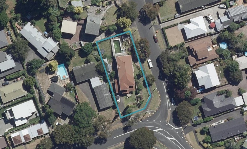 23 Queenwood Avenue, Queenwood, Hamilton - Carousel 1