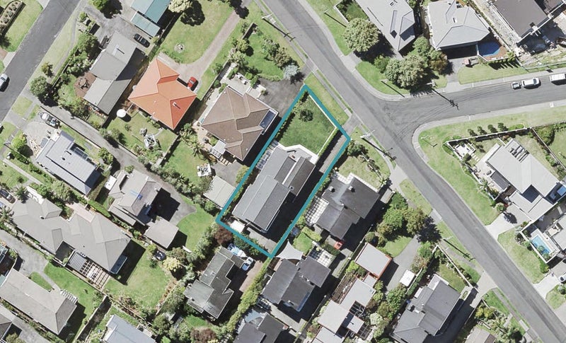 16 Scarboro Terrace, Murrays Bay, Auckland - Carousel 1