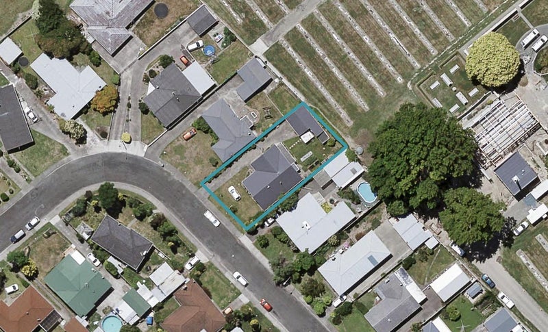 219 Sunnybank Crescent, Camberley, Hastings - Carousel 1