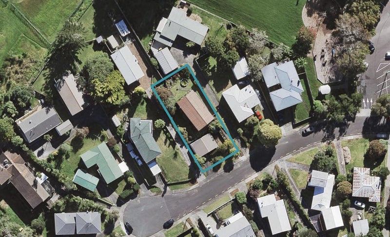 11 Segedin Place, Glenfield, Auckland - Carousel 1