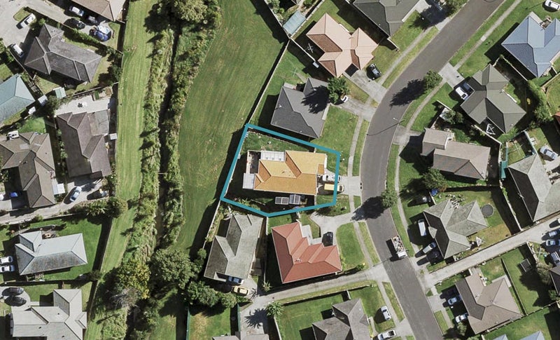 9 Loughinisland Place, Weymouth, Auckland - Carousel 1