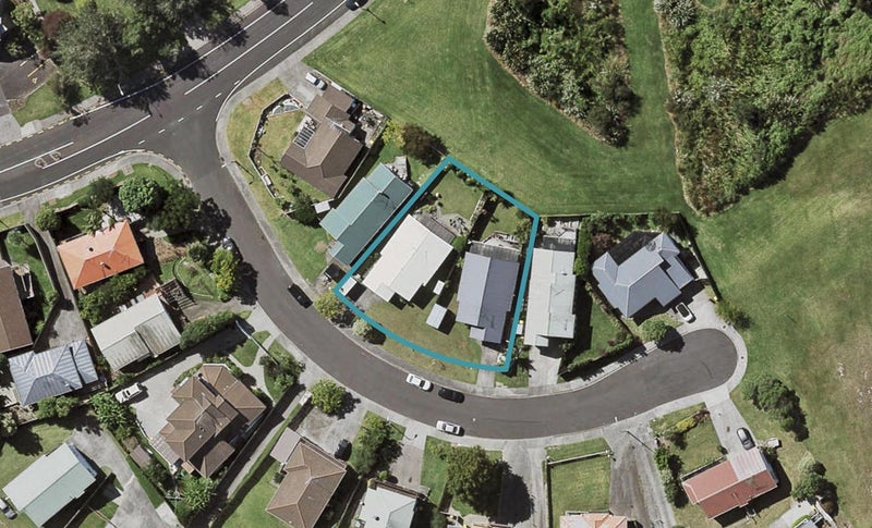 2/4 Romulus Place, Totara Vale, Auckland - Carousel 1