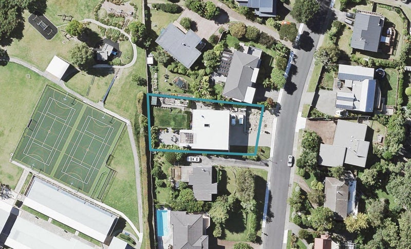9 St Ives Terrace, Mairangi Bay, Auckland - Carousel 1