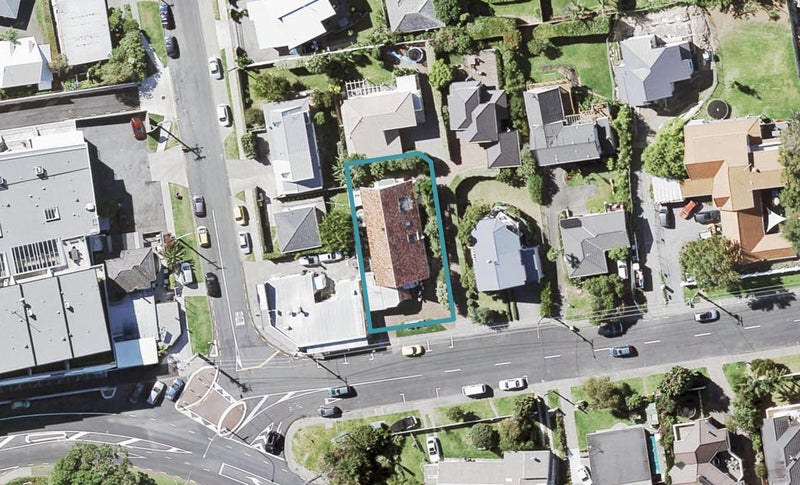 10 Montgomery Avenue, Rothesay Bay, Auckland - Carousel 1