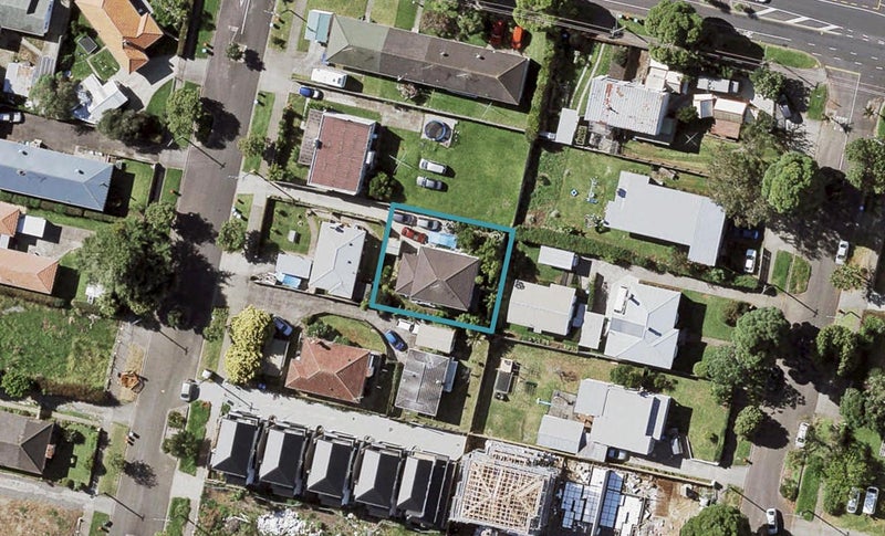 6 Holland Avenue, Point England, Auckland - Carousel 1