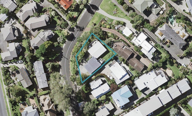 1/13 Braemar Road, Castor Bay, Auckland - Carousel 1