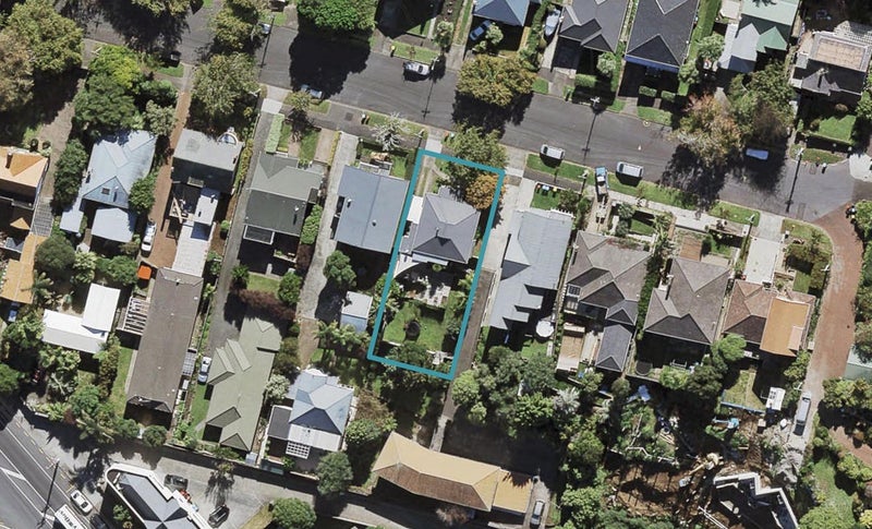 11 Rewa Road, Three Kings, Auckland - Carousel 1