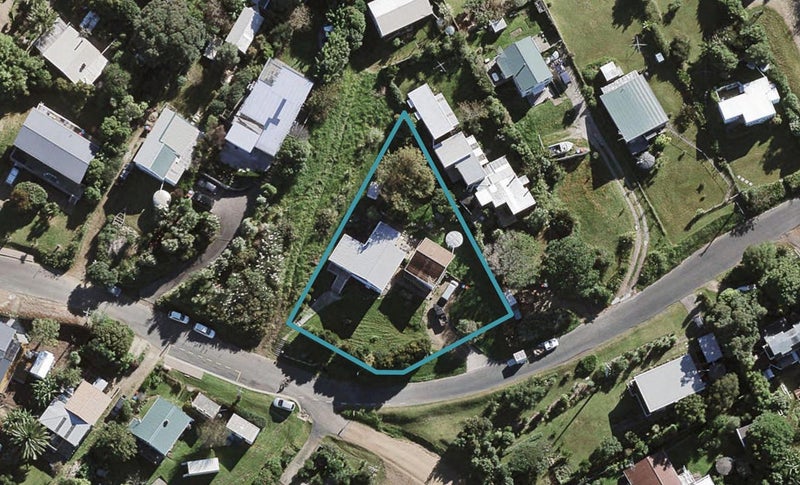 9 Nelson Avenue, Surfdale, Waiheke Island - Carousel 1