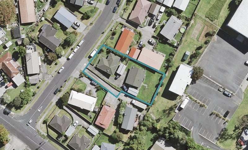 9 Meadowvale Rise, Titirangi, Auckland - Carousel 1
