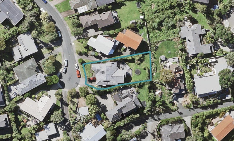 10 Cloverly Crescent, Campbells Bay, Auckland - Carousel 1