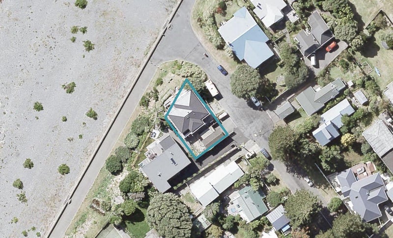 2 Nikau Street, Eastbourne, Lower Hutt - Carousel 1