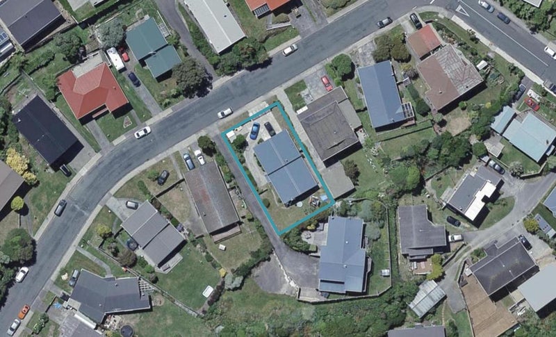 34 Somes Crescent, Newlands, Wellington - Carousel 1