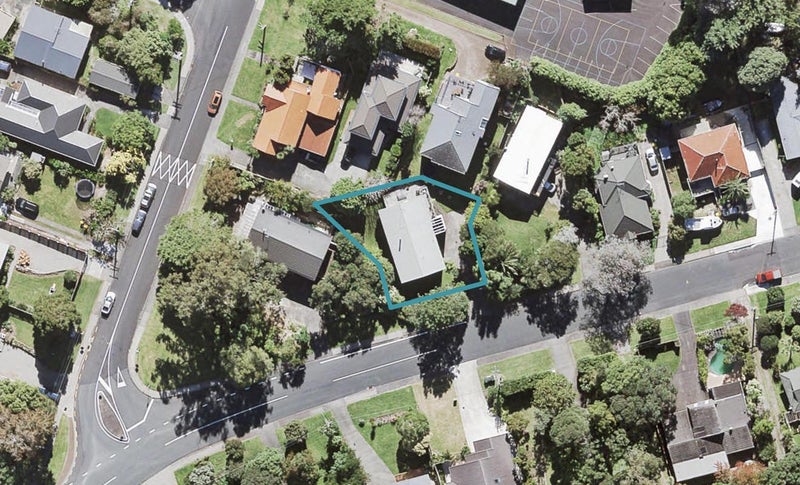 47 Cliff View Drive, Green Bay, Auckland - Carousel 1