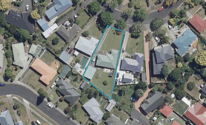 10 Sutton Crescent, Hillcrest, Hamilton - Carousel 1