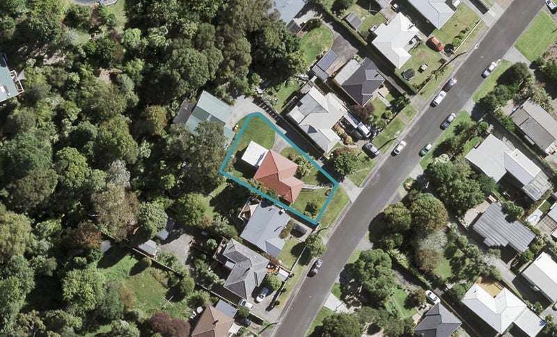 32 Fairmount Road, Titirangi, Auckland - Carousel 1