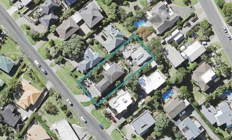 2/3 Scarboro Terrace, Murrays Bay, Auckland - Carousel 1