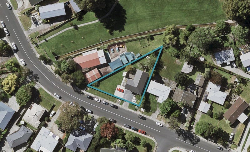 37 Totaravale Drive, Totara Vale, Auckland - Carousel 1