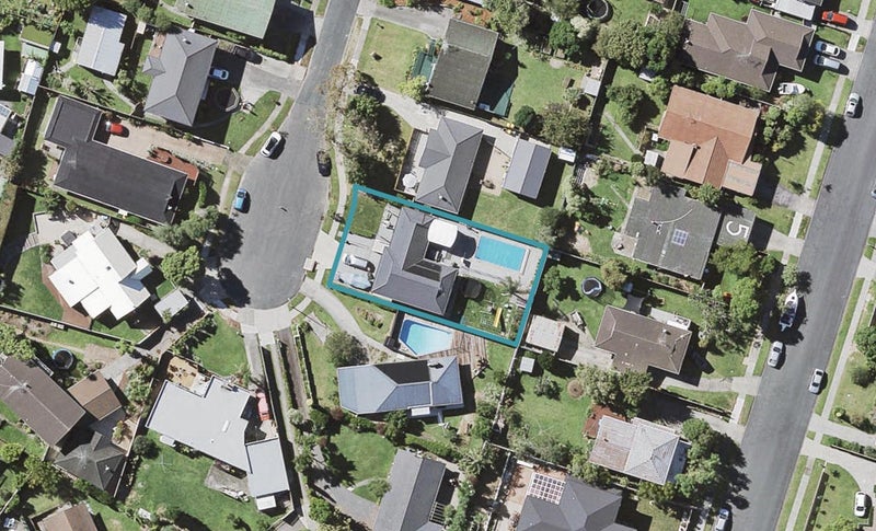 8 Binda Place, Botany Downs, Auckland - Carousel 1