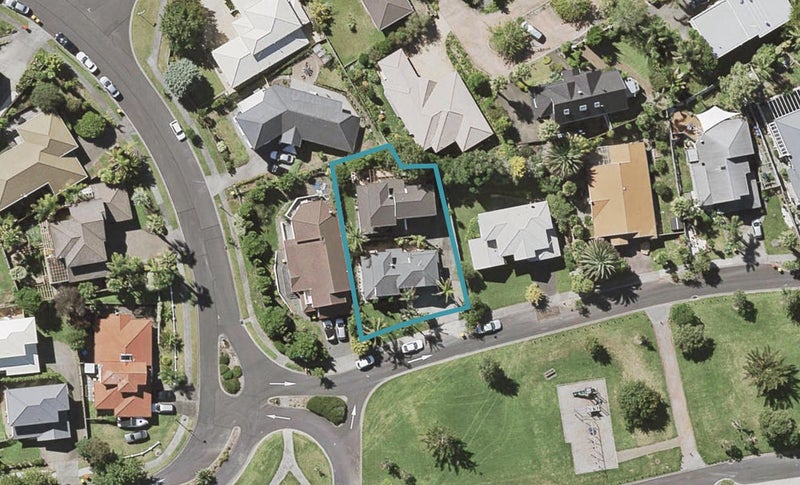 2/4 Taroka Close, Pinehill, Auckland - Carousel 1