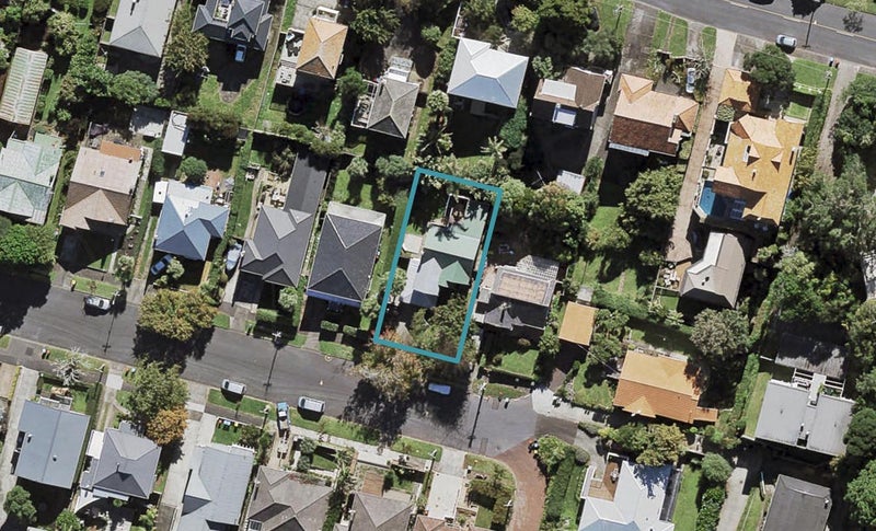 22 Rewa Road, Three Kings, Auckland - Carousel 1