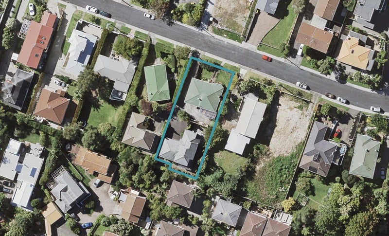 2/8 Bevyn Street, Castor Bay, Auckland - Carousel 1
