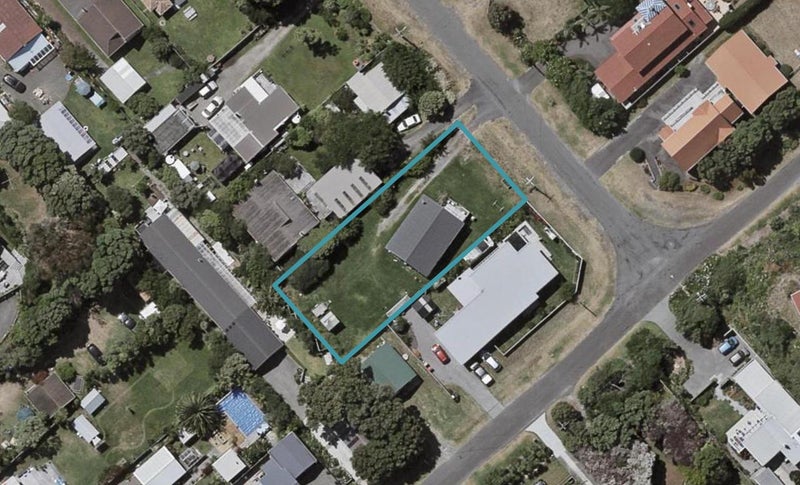 8 Taiata Street, Waikanae Beach, Waikanae - Carousel 1