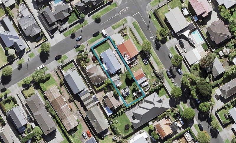 35 Wainui Avenue, Point Chevalier, Auckland - Carousel 1