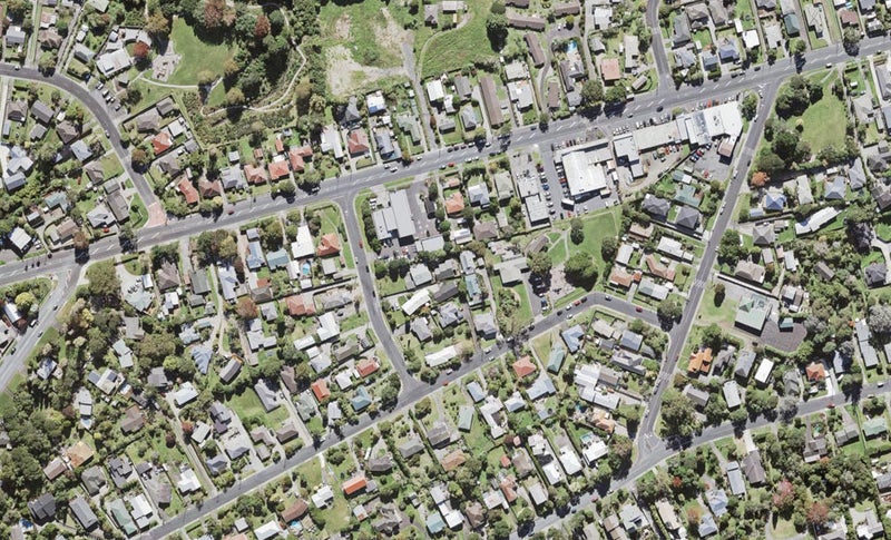 2/4 Lex Avenue, Green Bay, Auckland - Carousel 1