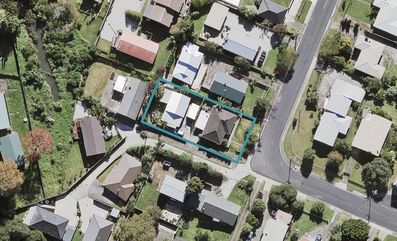 1/6 Cobham Crescent, Kelston, Auckland - Carousel 1