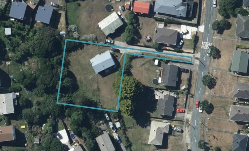 16 Taupiri Crescent, Titahi Bay, Porirua - Carousel 1