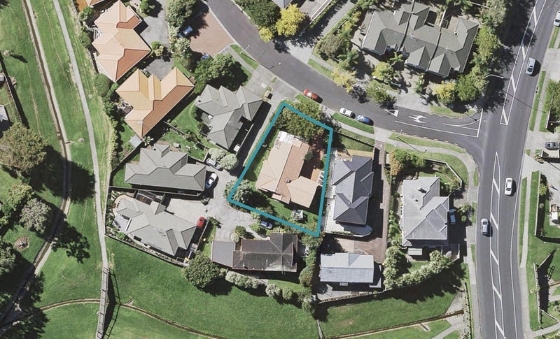 8 Gillett Place, Botany Downs, Auckland - Carousel 1