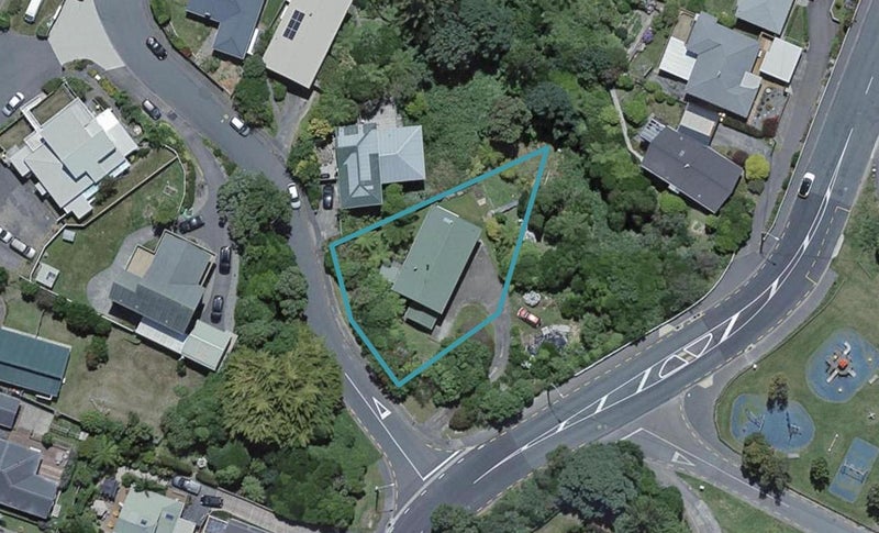 2 Glen Alton Avenue, Paparangi, Wellington - Carousel 1