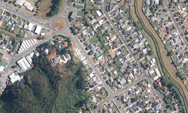 15 Main Road, Wainuiomata, Lower Hutt - Carousel 1