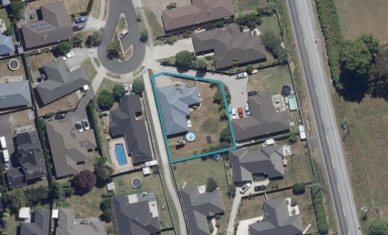 16 Rosewood Court, Huntington, Hamilton - Carousel 1