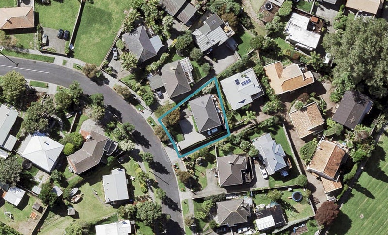 10 Silverton Avenue, Wai o Taiki Bay, Auckland - Carousel 1